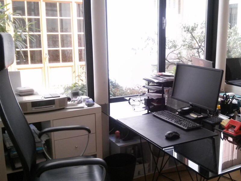 1 poste à louer dans bureau lumineux sur cour - Paris 10ème