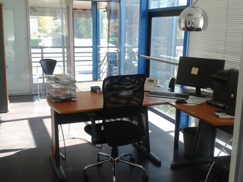2 bureaux + 250 m2 d'atelier à louer