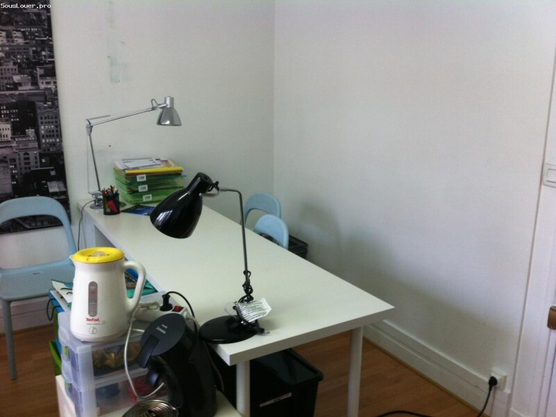 2 postes de travail dans un espace ouvert