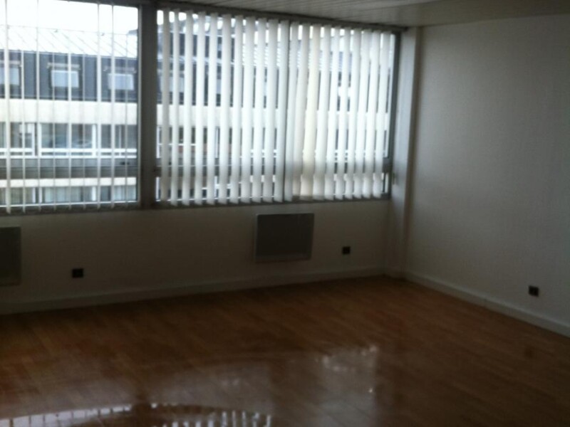 bureau de 35 m2 en co-location (250 euro/mois) dans le 91130