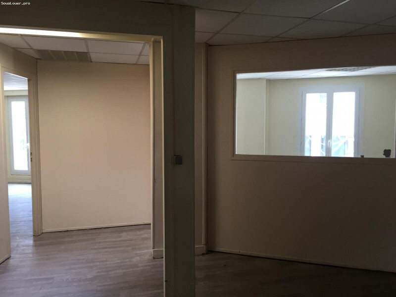 Jusqu'à 12 postes de travail dans bureaux refaits à neuf